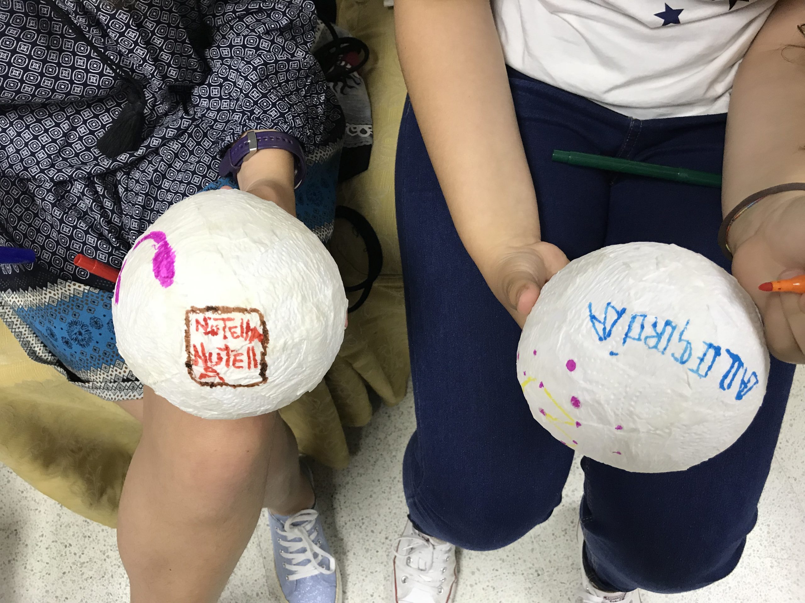 Manos sosteniendo materiales decorados en una actividad de educación emocional